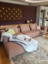 Laden Sie das Bild in den Galerie-Viewer, Cor Sofa "Moss"
